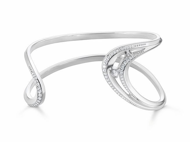 Eleganter Thomas Sabo Armreif aus Sterling Silber mit Zirkonia besetzt, verziert mit geschwungenen Linien und funkelnden Akzenten, Länge 17 cm.