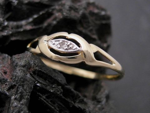 Gold Ring sinnlich Gold 585 bicolor Diamant Goldring Gr. 52 Hersteller Juwelier Harnisch bis Gr. 52 17. Ein eleganter Ring mit einem geschwungenen Design und einem zentralen Diamanten.