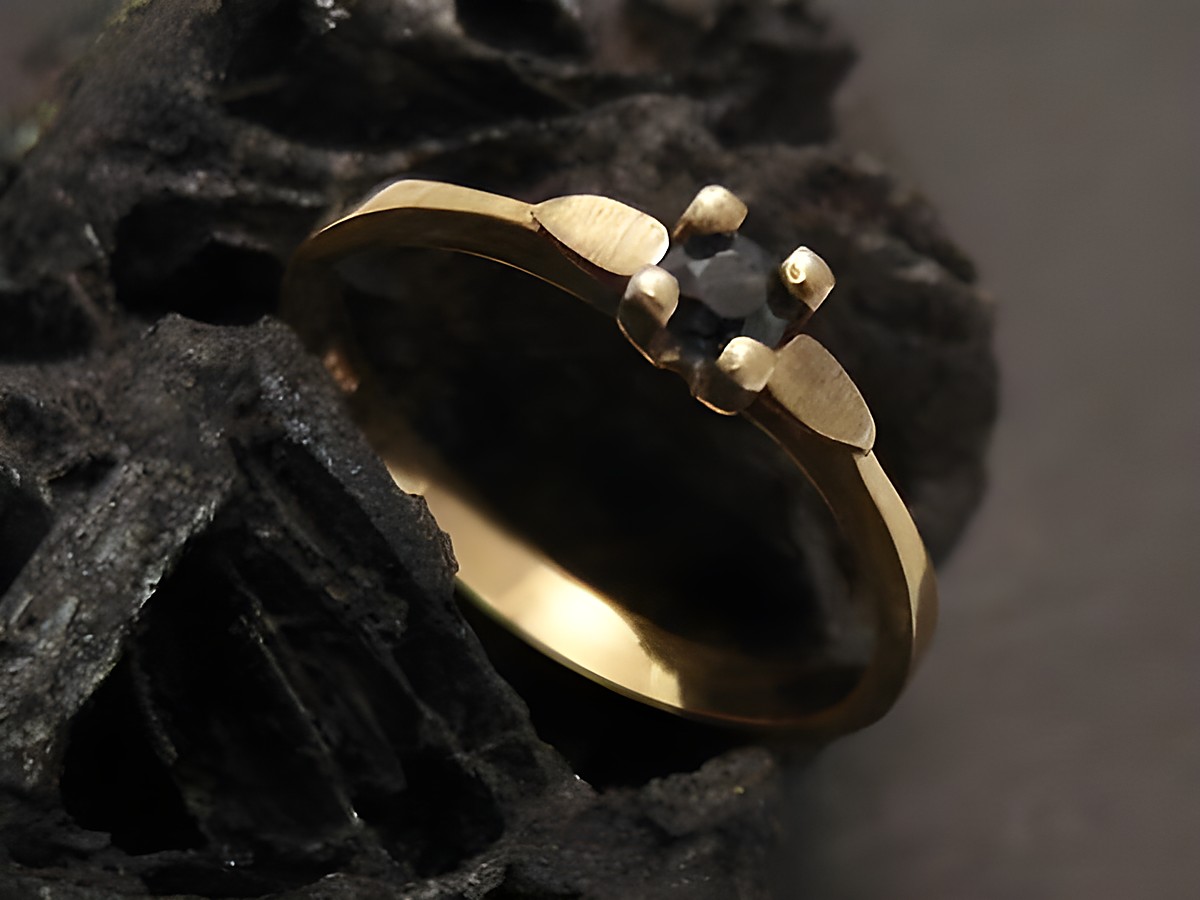 Goldring charmant aus Gold 333 mit einem Safir, Größe 51, Hersteller Juwelier Harnisch, geeignet bis Größe 52/17, elegant gestaltet mit feinen Details.