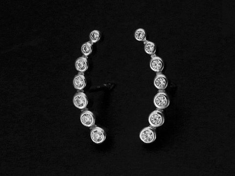 Silber Ohrringe in Glitzerbogen Form als Ohrstecker, rhodiniert mit Zirkonia Steinen, hergestellt von Juwelier Harnisch, eleganter Ohrhänger mit funkelndem Stein.