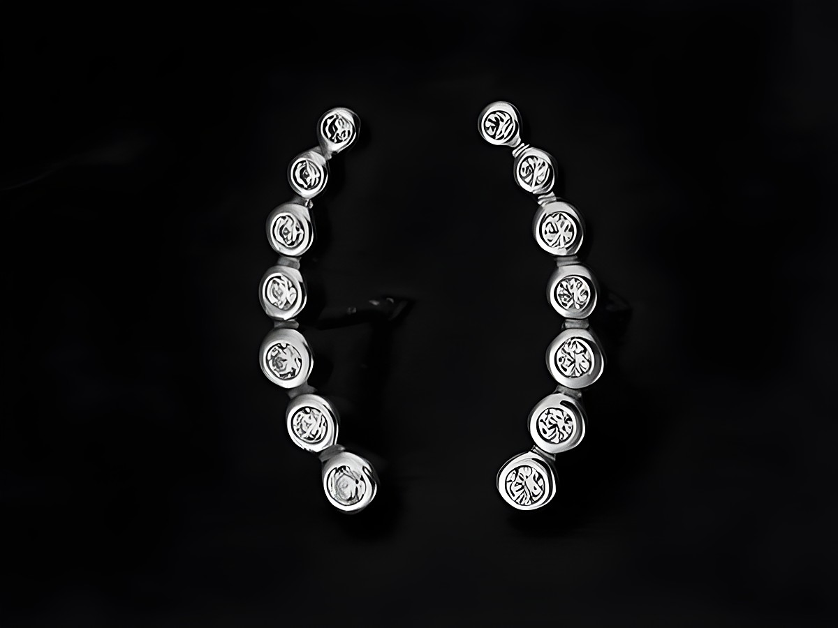 Silber Ohrringe in Glitzerbogen Form als Ohrstecker, rhodiniert mit Zirkonia Steinen, hergestellt von Juwelier Harnisch, eleganter Ohrhänger mit funkelndem Stein.