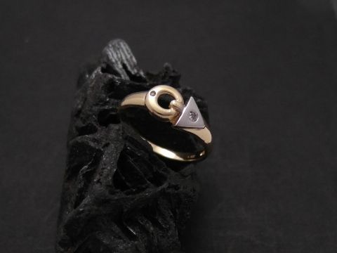 Gold Ring reizvoll Gold 333 mit Zirkonia in Größe 56 vom Hersteller Juwelier Harnisch bis Größe 56/18, stilvolles Design auf schwarzem Untergrund.