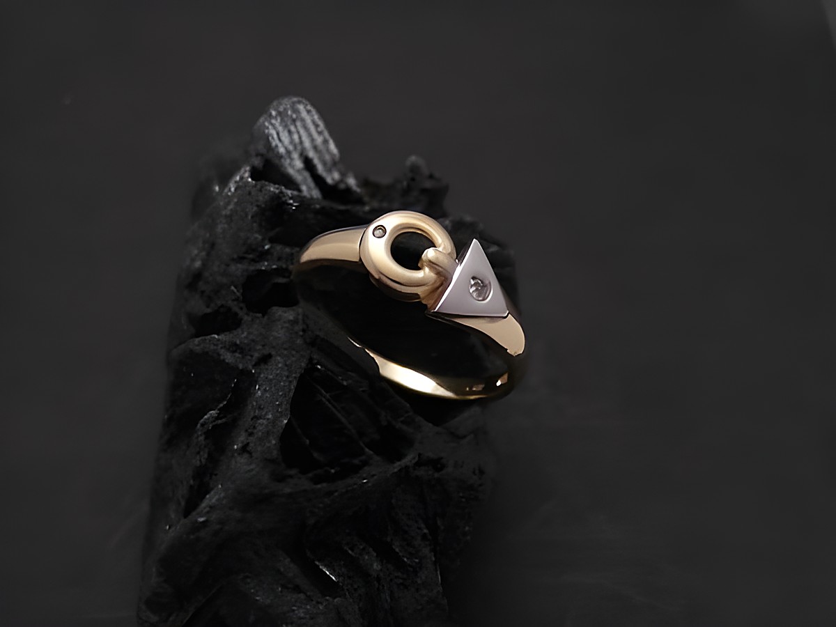 Gold Ring reizvoll Gold 333 mit Zirkonia in Größe 56 vom Hersteller Juwelier Harnisch bis Größe 56/18, stilvolles Design auf schwarzem Untergrund.