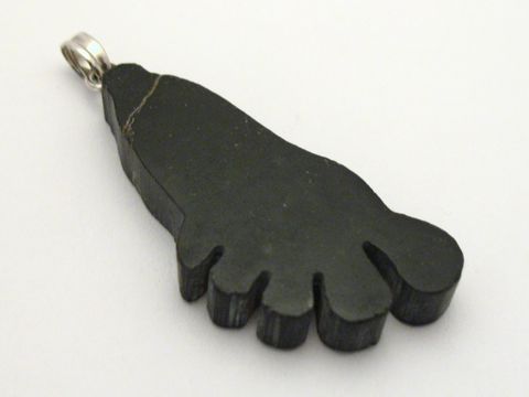 Onyx Anhänger in Fußform, silberfarbener Hersteller Juwelier Harnisch, verziert mit Edelsteinen, ideal als Schmuckstück für besondere Anlässe.