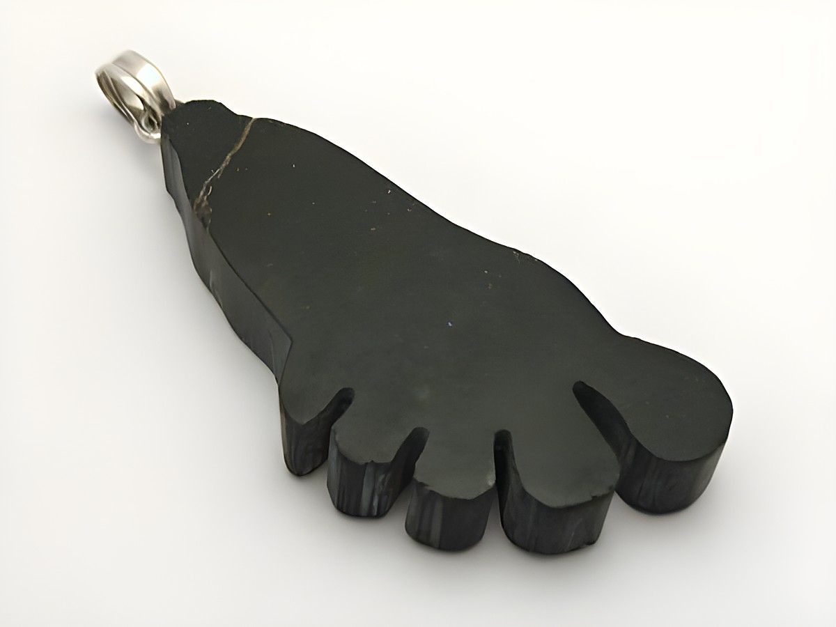 Onyx Anhänger in Fußform, silberfarbener Hersteller Juwelier Harnisch, verziert mit Edelsteinen, ideal als Schmuckstück für besondere Anlässe.