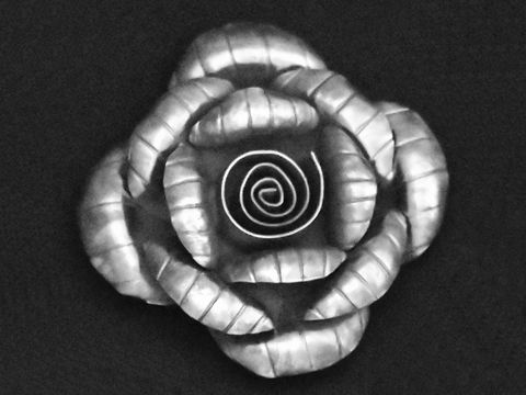 Imposanter Rosen Blüte Silber Anhänger mit geschwärztem Finish, gestaltet von Juwelier Harnisch, kombiniert mit pflanzlichen Elementen für ein elegantes Accessoire.