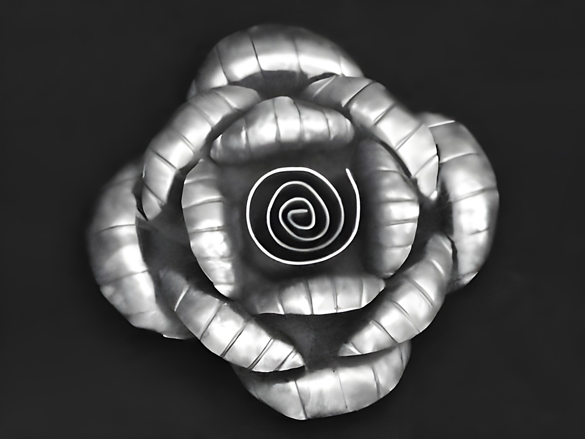 Imposanter Rosen Blüte Silber Anhänger mit geschwärztem Finish, gestaltet von Juwelier Harnisch, kombiniert mit pflanzlichen Elementen für ein elegantes Accessoire.