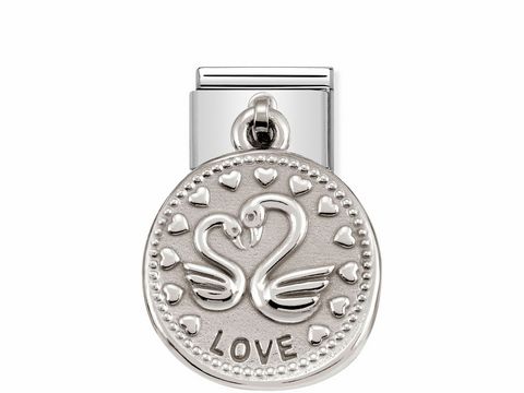 Schmuckanhänger von Nomination mit dem Titel Silver Shine Wishes. Der Anhänger zeigt zwei Schwäne, die einander zugewandt sind, umgeben von Herzen und dem Schriftzug LOVE.