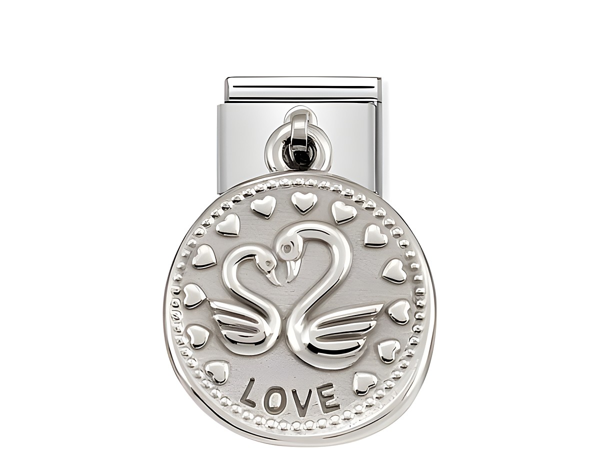 Schmuckanhänger von Nomination mit dem Titel Silver Shine Wishes. Der Anhänger zeigt zwei Schwäne, die einander zugewandt sind, umgeben von Herzen und dem Schriftzug LOVE.