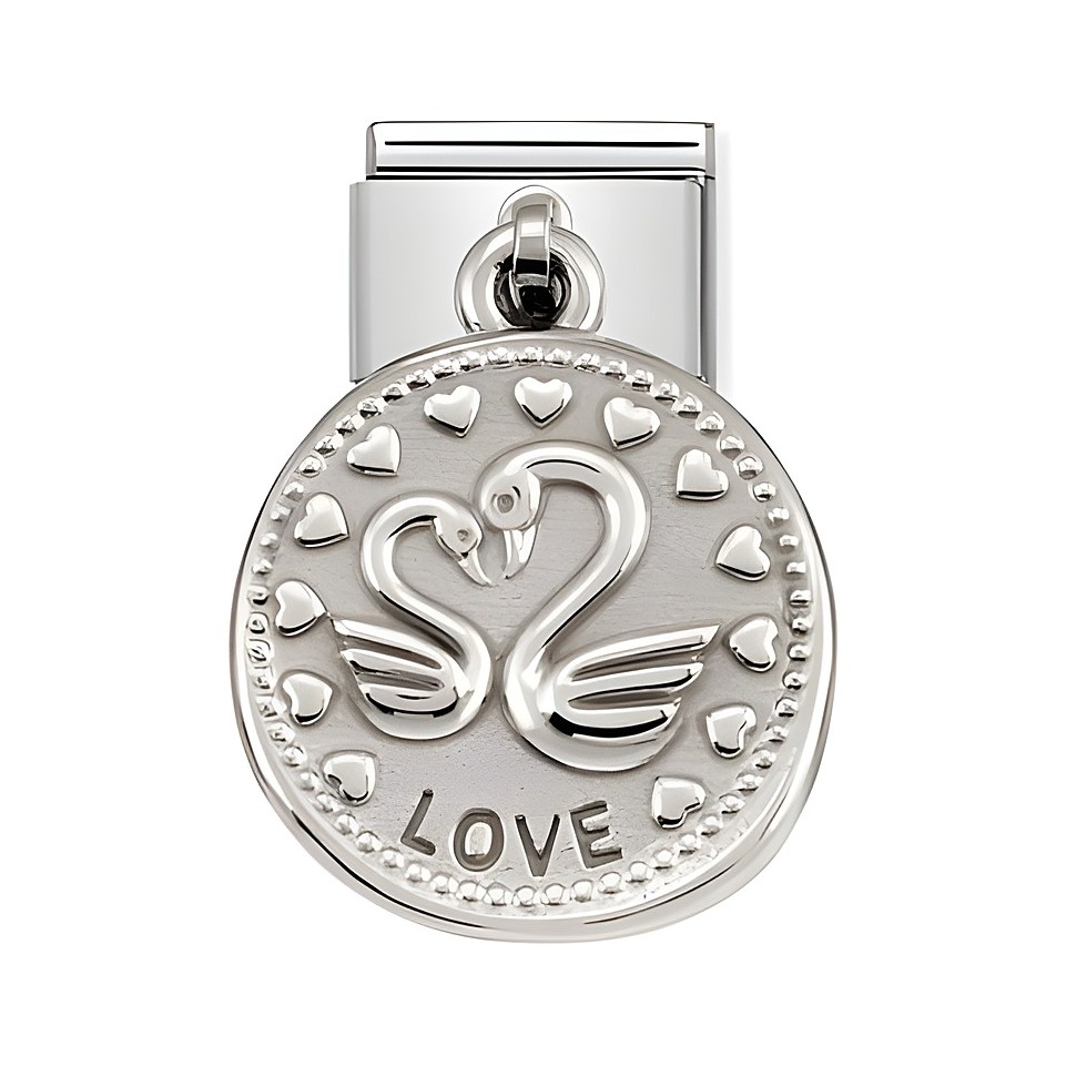 Schmuckanhänger von Nomination mit dem Titel Silver Shine Wishes. Der Anhänger zeigt zwei Schwäne, die einander zugewandt sind, umgeben von Herzen und dem Schriftzug LOVE.