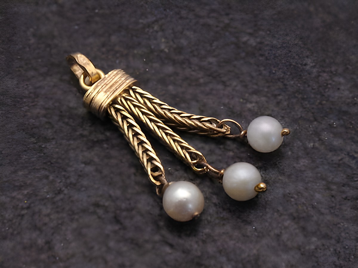 Echter Gold Anhänger 333 21x11 mm mit echten Zuchtperlen, Hersteller Juwelier Harnisch, eleganter Perlenanhänger in verspieltem Design.