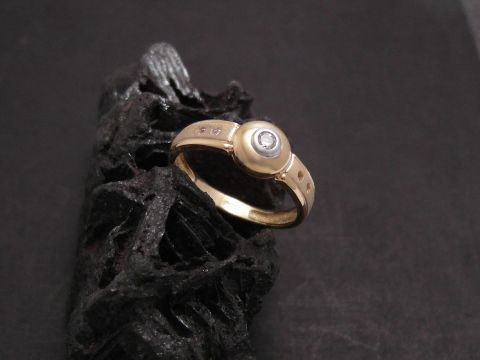 Gold Ring originell Gold 333 Zirkonia Gr. 57 Hersteller Juwelier Harnisch bis Gr. 58 18,5 auf schwarzem Hintergrund liegend, glänzendes Design mit einem zentralen Zirkonia.