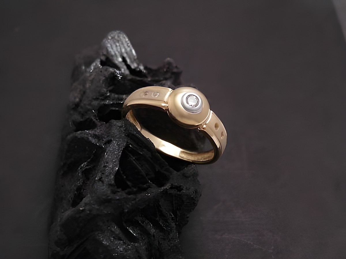 Gold Ring originell Gold 333 Zirkonia Gr. 57 Hersteller Juwelier Harnisch bis Gr. 58 18,5 auf schwarzem Hintergrund liegend, glänzendes Design mit einem zentralen Zirkonia.