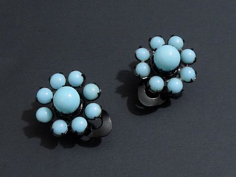 Strass Ohrclips grazil in Türkis und Schwarz, gefertigt von Juwelier Harnisch, zeichnen sich durch ein ansprechendes blütenartiges Design aus und verleihen Ihrem Look Eleganz.