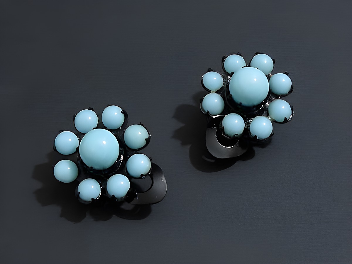 Strass Ohrclips grazil in Türkis und Schwarz, gefertigt von Juwelier Harnisch, zeichnen sich durch ein ansprechendes blütenartiges Design aus und verleihen Ihrem Look Eleganz.
