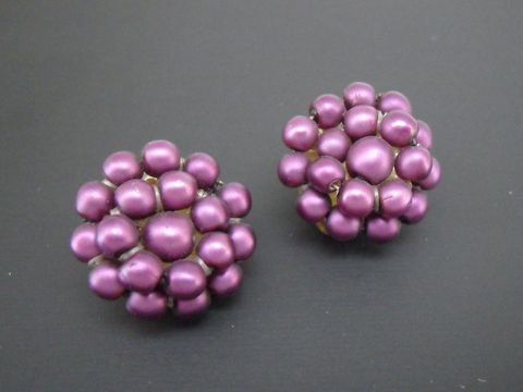 71668-0 Dunkellila Perlentraum Ohrclips aus synthetischen Zuchtperlen in seidenmattem Finish von Juwelier Harnisch, elegante und stilvolle Ohrringe für jeden Anlass.