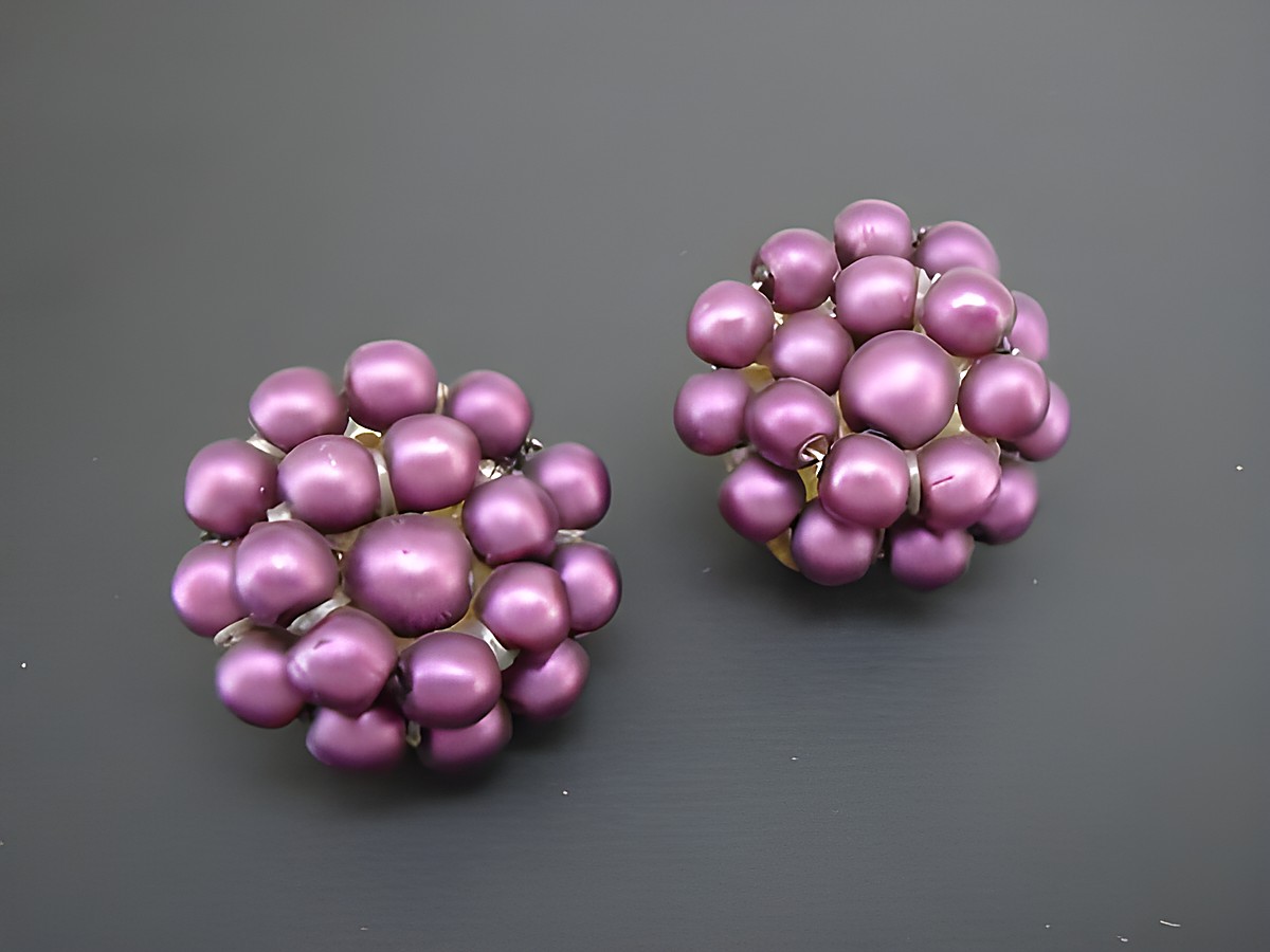 Dunkellila Perlentraum Ohrclips aus synthetischen Zuchtperlen in seidenmattem Finish von Juwelier Harnisch, elegante und stilvolle Ohrringe für jeden Anlass.