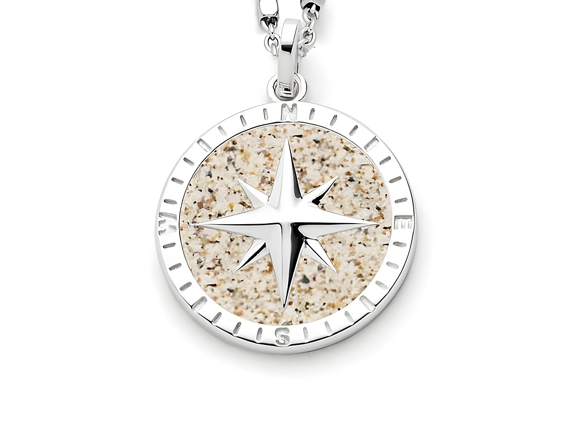 Sterling Silber Anhänger in rhodinierter Ausführung mit einem Kompassdesign, der mit feinem Strandsand gefüllt ist, ideal für maritime Schmuckliebhaber und als stilvolles Accessoire.