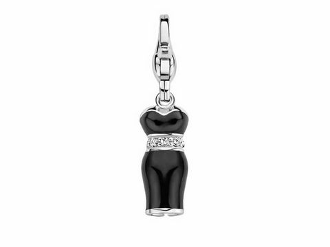 Charm in Form eines Cocktailkleids aus schwarzem Material mit silbernem Gürtel und funkelndem Detail, von Ti Sento, Modell 8446ZI. Ideal für stilvolle Akzente.