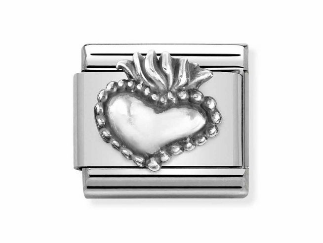 Silbernes Armbandglied von Nomination mit einem klassischen Heiligen Herz Design, gefertigt aus Edelstahl, versehen mit einer kunstvollen Herzprägung und feinen Details.