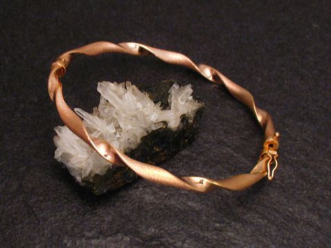 Armreifen raffiniert - 4,6 mm - Rosegold 585 - 22 cm, Hersteller: Juwelier Harnisch, Gold Armreifen präsentiert auf einem dunklen Untergrund neben Kristallen, elegant und zeitlos.