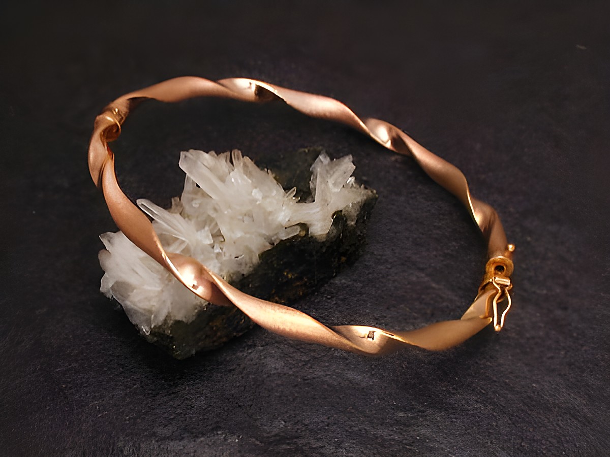 Armreifen raffiniert - 4,6 mm - Rosegold 585 - 22 cm, Hersteller: Juwelier Harnisch, Gold Armreifen präsentiert auf einem dunklen Untergrund neben Kristallen, elegant und zeitlos.