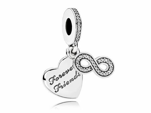 Silber Charm Anhänger von Pandora mit der Aufschrift Forever Friends, verziert mit klaren Zirkonia und einem unendlichen Zeichen, ideal für Freundschaftsarmbänder.