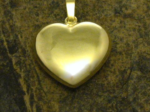 Herzanänger aus Gold mit plastischer Form, Größe 21 mm, glänzender Oberfläche, hergestellt von Juwelier Harnisch. Ideal als Schmuckstück oder Geschenk.