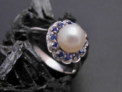 Weißgold Perlen Ring blumig Gr. 55 mit 6,8 mm Zuchtperle und synthetischen Saphiren, Hersteller Juwelier Harnisch bis Gr. 56/18. Elegantes Design mit funkelnden Details.