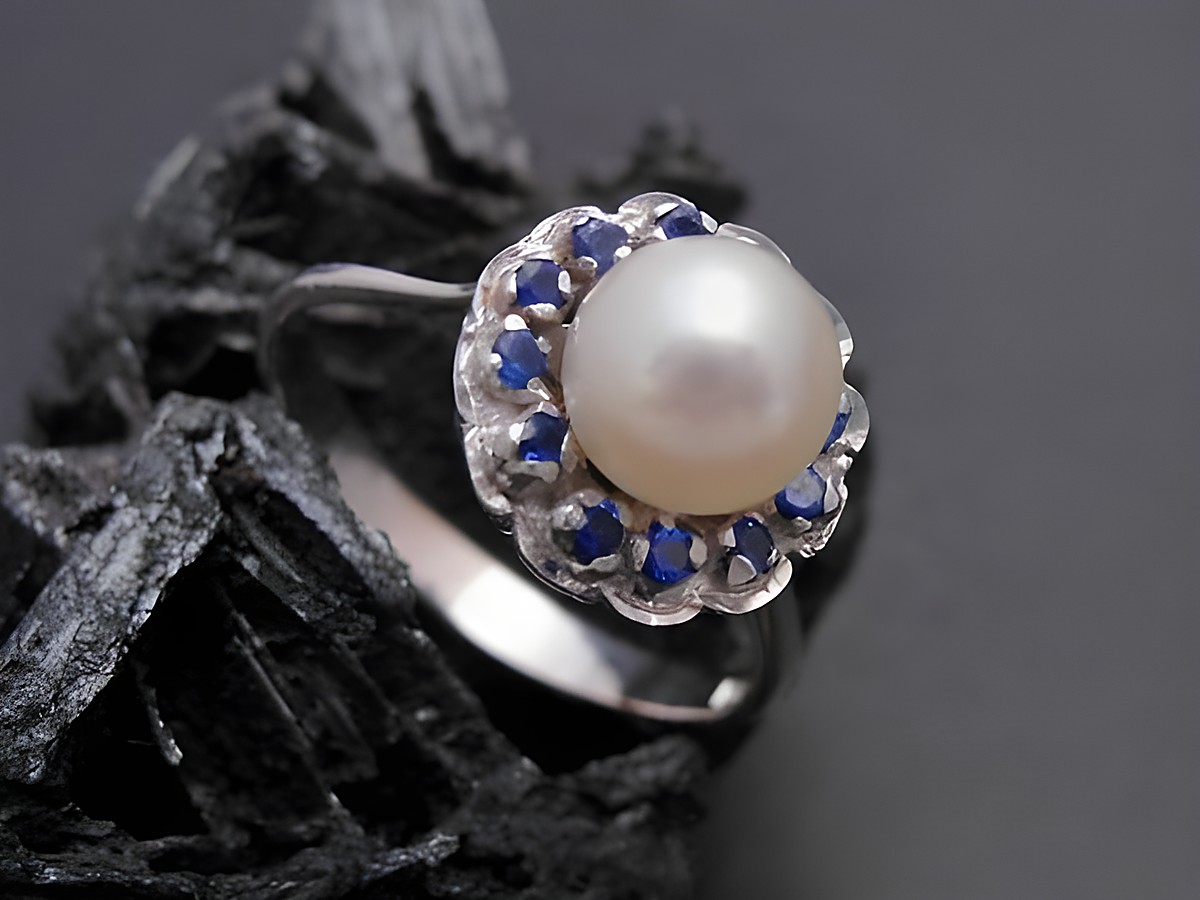Weißgold Perlen Ring blumig Gr. 55 mit 6,8 mm Zuchtperle und synthetischen Saphiren, Hersteller Juwelier Harnisch bis Gr. 56/18. Elegantes Design mit funkelnden Details.