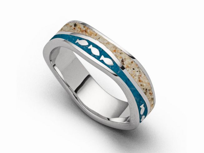 DUR Strandring Fischschwarm R5664.60 aus sterling Silber in Größe 60, mit integrierten Fischmotiven und blauen Akzenten auf einem sandfarbenen Hintergrund.