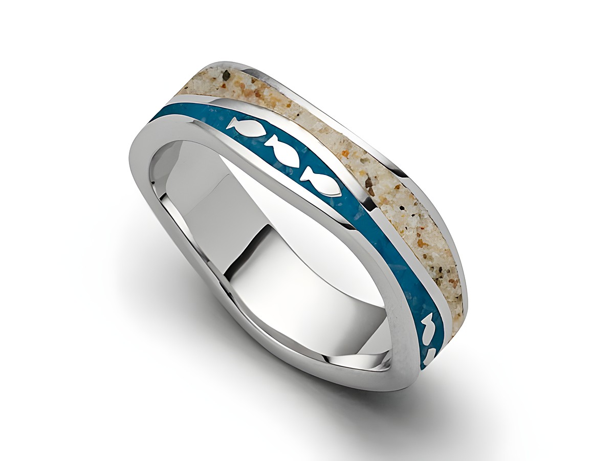 DUR Strandring Fischschwarm R5664.60 aus sterling Silber in Größe 60, mit integrierten Fischmotiven und blauen Akzenten auf einem sandfarbenen Hintergrund.