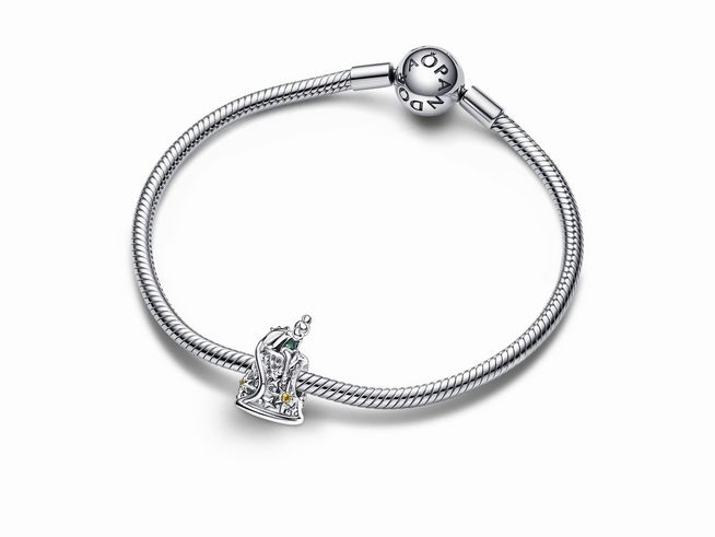 Hochwertiges Pandora Armband in Silber mit einem bezaubernden Tinker Bell Charm aus Kristall in mehreren Farben, das verträumte Eleganz verleiht und ideal für Disney-Fans ist.