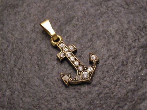 Weißer Strass Anhänger im sexy City Look in Form eines Ankers, hergestellt von Juwelier Harnisch, glitzernde Details und elegantes Design, ideal für jeden Anlass.