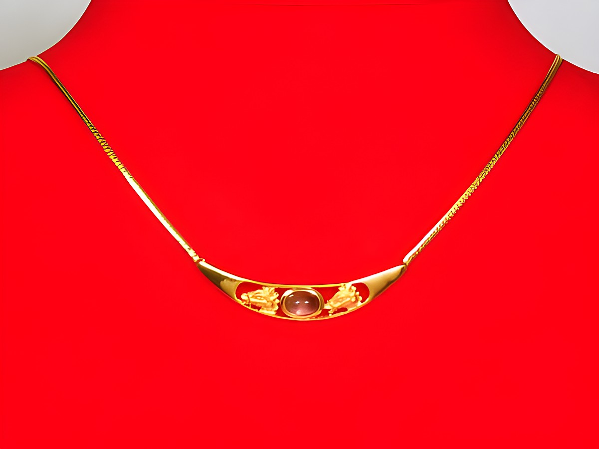 Collier Goldkette 333 mit einem zarten Mittelteil aus Amethyst, elegant und stilvoll, Hersteller: Juwelier Harnisch, Länge 42 cm. Ideal für besondere Anlässe oder als Geschenk.