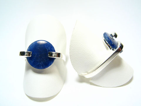 Feiner Designer Silber Ring rhodiniert mit blauem Sodalith, verstellbar, präsentiert auf Schmuckständern, Hersteller Juwelier Harnisch.