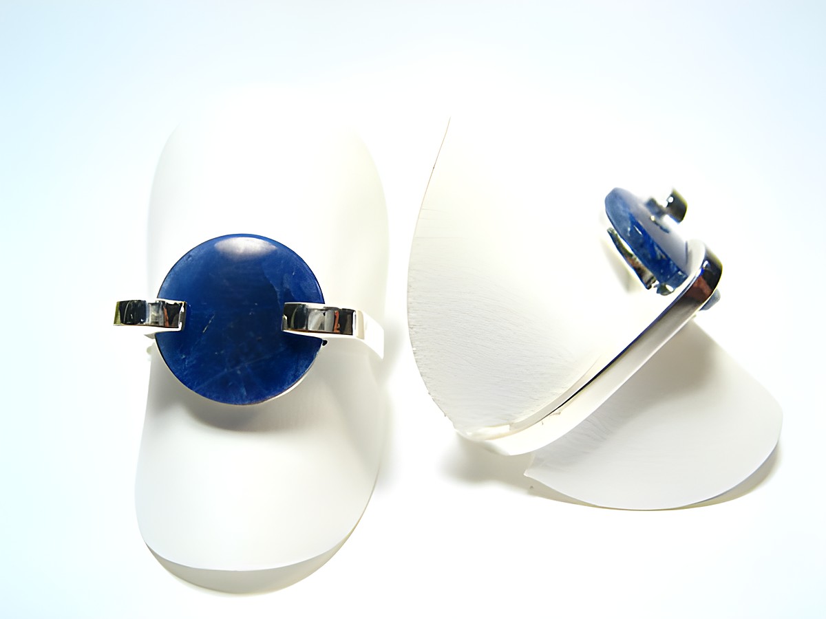 Feiner Designer Silber Ring rhodiniert mit blauem Sodalith, verstellbar, präsentiert auf Schmuckständern, Hersteller Juwelier Harnisch.