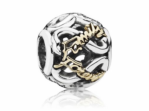 Pandora 791525CZ Charm in Bicolor mit dem Schriftzug Familie für immer, aus Zirkonia, mit einer kunstvollen Gestaltung und aus hochwertigem Metall gefertigt.