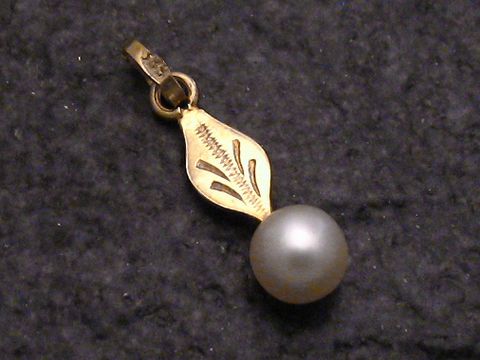 Gold Anhänger - Gold 333 - Blatt mit echter Zuchtperle, Hersteller: Juwelier Harnisch, stilvoller Perlenanhänger mit eleganter Blattform und schimmernder Perle.
