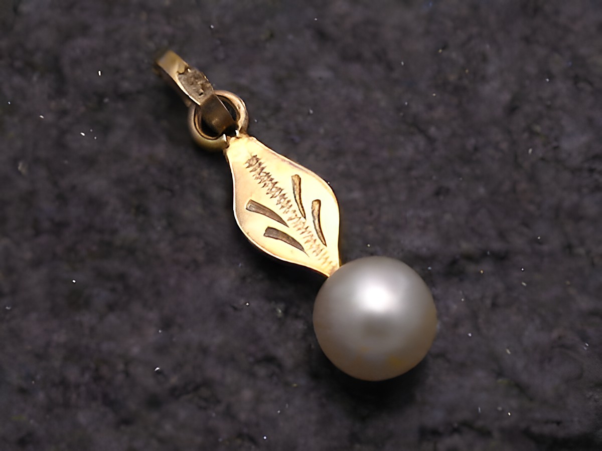 Gold Anhänger - Gold 333 - Blatt mit echter Zuchtperle, Hersteller: Juwelier Harnisch, stilvoller Perlenanhänger mit eleganter Blattform und schimmernder Perle.