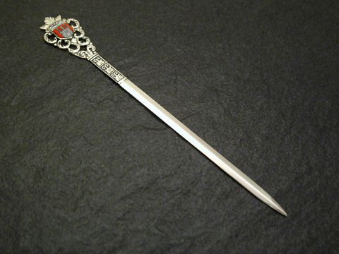 Ein eleganter Brieföffner mit dem Wappen Hamburgs, aus echtem Silber und emailliert. Hergestellt von Juwelier Harnisch, perfekt als Hamburg Souvenir.