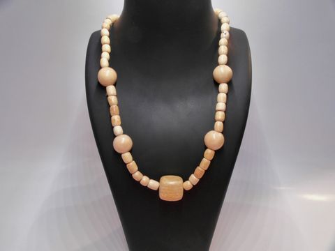 Holzkette Multiform 19 mm naturbraun 60 cm Holz Schmuck von Juwelier Harnisch zeigt eine stilvolle Kombination aus runden und rechteckigen Holzperlen in natürlichen Farbtönen.