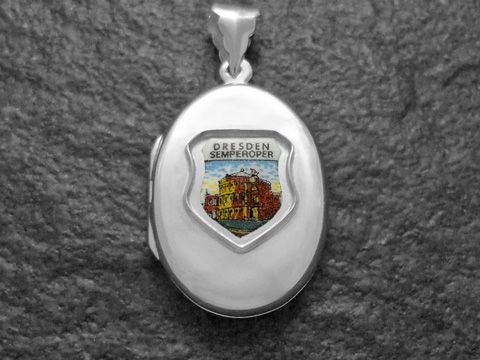 Silbermedaillon mit dem Wappen von Dresden und der Abbildung der Semperoper, hergestellt von Juwelier Harnisch in Sachsen. Elegantes, nostalgisches Schmuckstück.