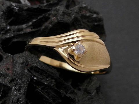 Gold Ring reizend Gold 333 Zirkonia Goldring Gr. 54 Hersteller Juwelier Harnisch bis Gr. 54/17,5. Der Ring zeigt ein elegantes Design mit einem funkelnden Zirkonia-Stein.