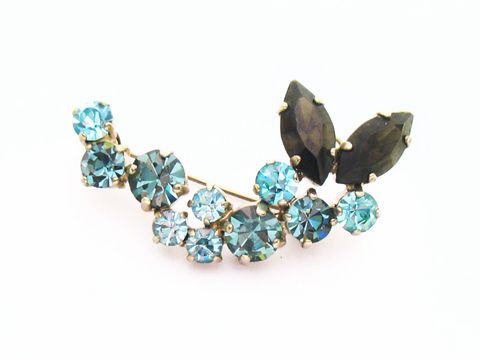 Brosche in blau mit gefassten Strass Steinen, Hersteller: Juwelier Harnisch, Strass Brosche - Blau, kunstvoll gestaltet mit verschiedenen blauen und schwarzen Steinen.