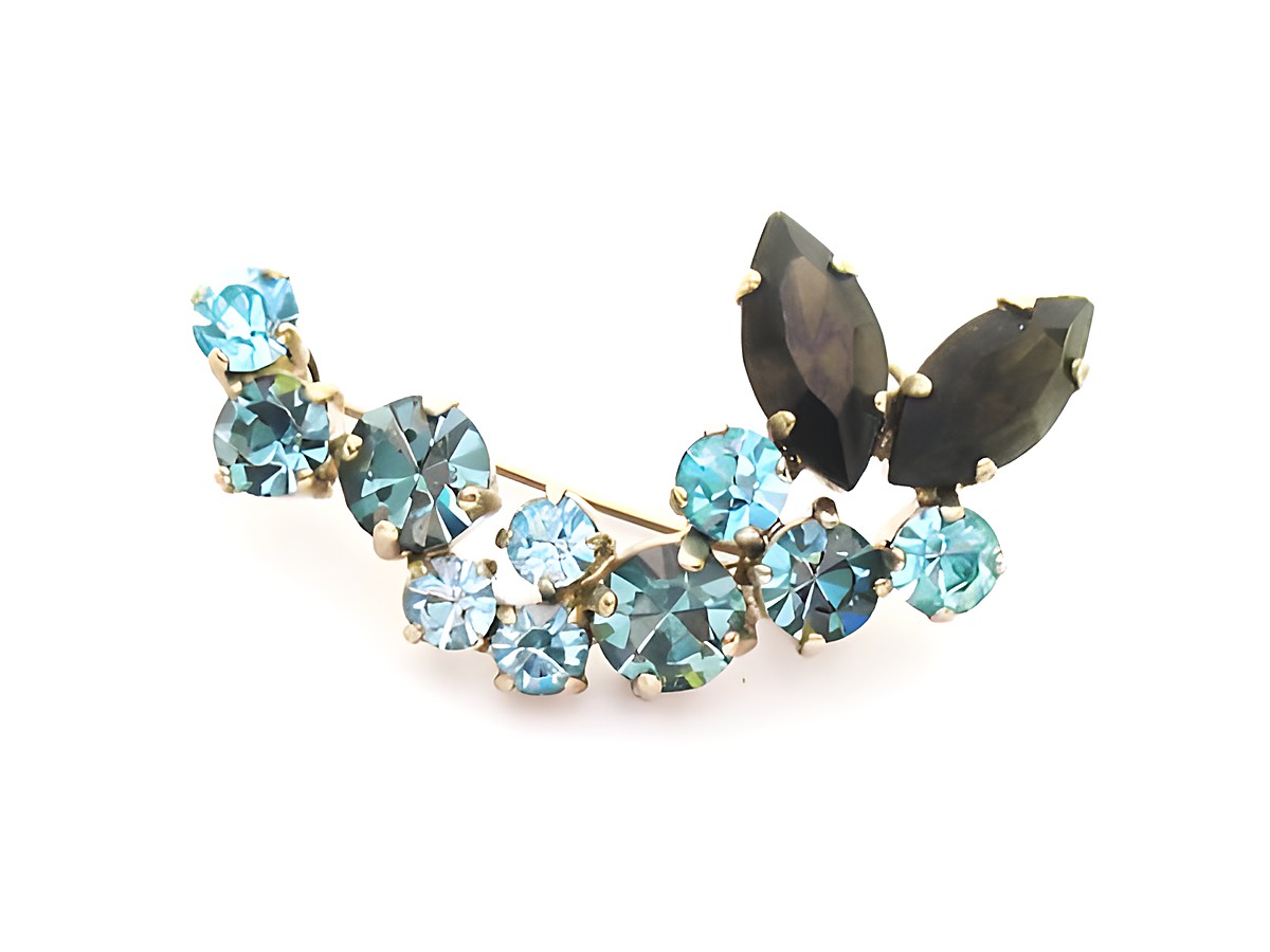 Brosche in blau mit gefassten Strass Steinen, Hersteller: Juwelier Harnisch, Strass Brosche - Blau, kunstvoll gestaltet mit verschiedenen blauen und schwarzen Steinen.