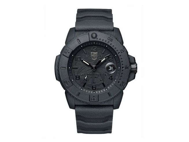 9003247-0 Die Luminox Uhr XS.3601.BO.NSF NAVY SEA - CARBONOX - 45 mm zeigt ein schwarzes Gehäuse, ein strukturiertes Zifferblatt mit großen Ziffern und eine schwarze Gummiband für optimalen Tragekomfort.