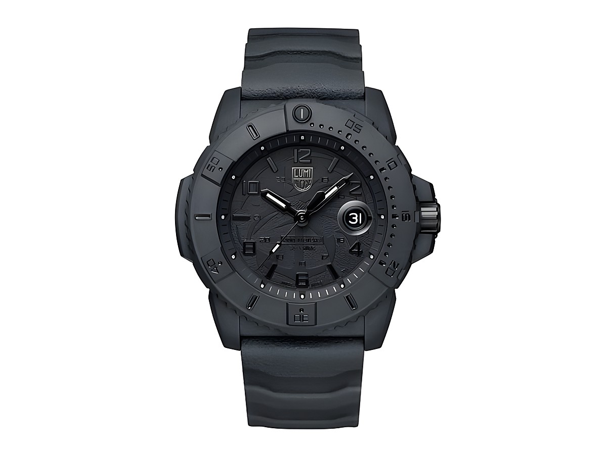 Die Luminox Uhr XS.3601.BO.NSF NAVY SEA - CARBONOX - 45 mm zeigt ein schwarzes Gehäuse, ein strukturiertes Zifferblatt mit großen Ziffern und eine schwarze Gummiband für optimalen Tragekomfort.