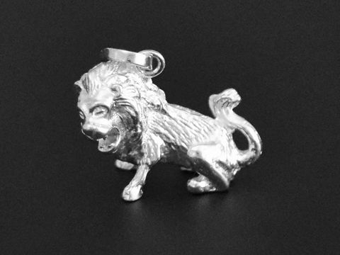Löwe Weißgold Anhänger Handarbeit 750 Weißgold Hersteller Juwelier Harnisch Tiere in filigraner Ausführung, perfekt als Schmuckstück oder Geschenk für Tierliebhaber.
