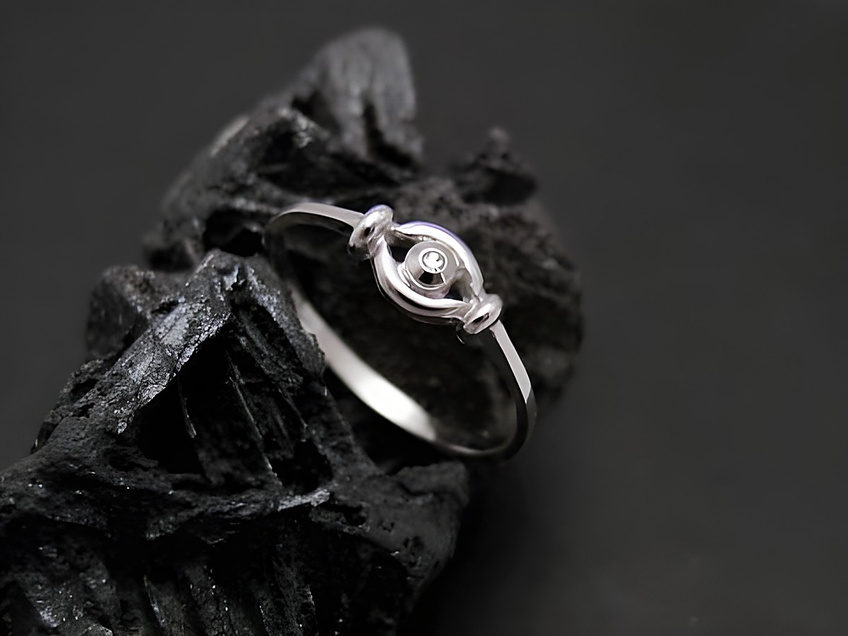 Weißgold Ring lieblich Gold 333 mit einem Diamanten in Größe 55, Hersteller Juwelier Harnisch bis Größe 56/18 auf schwarzem Kristallhintergrund.